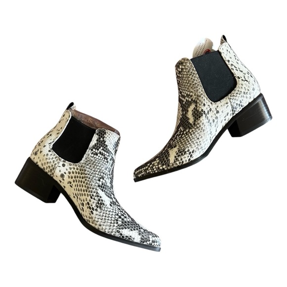 Blondo Emelia Chelsea Snakeskin Boots 7.5 NEW - Picture 2 of 5
